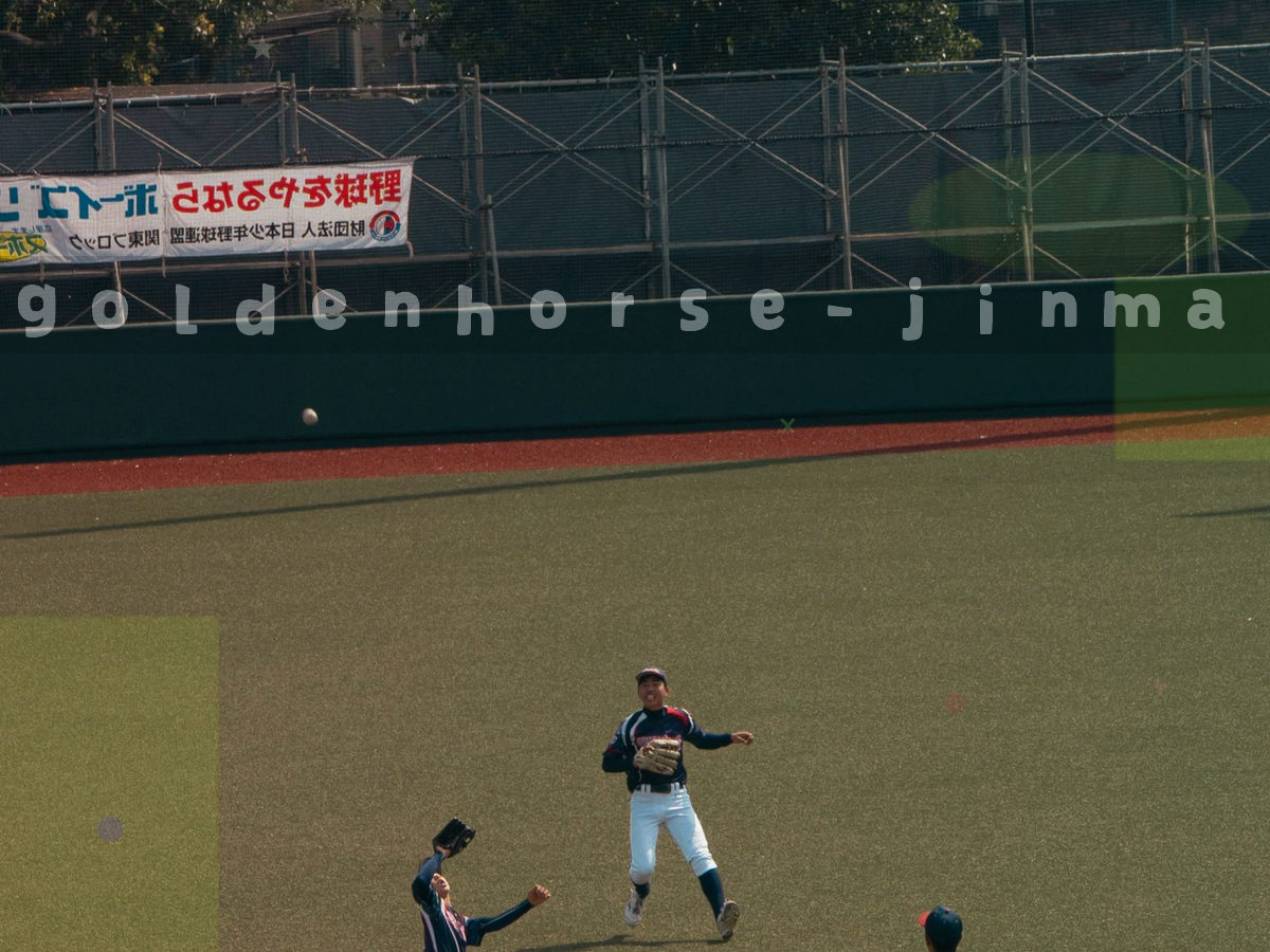 暗色桌面上的手柄轮廓被霓虹边缘光勾勒